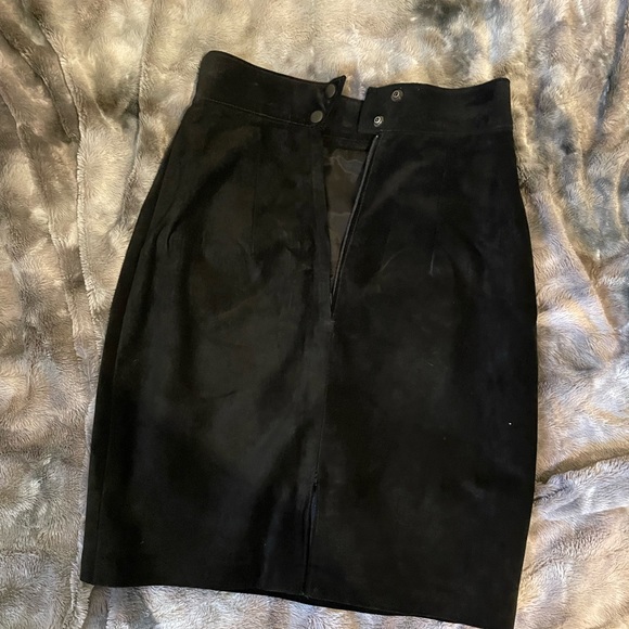 Danier genuine suede mini skirt - Picture 2 of 3